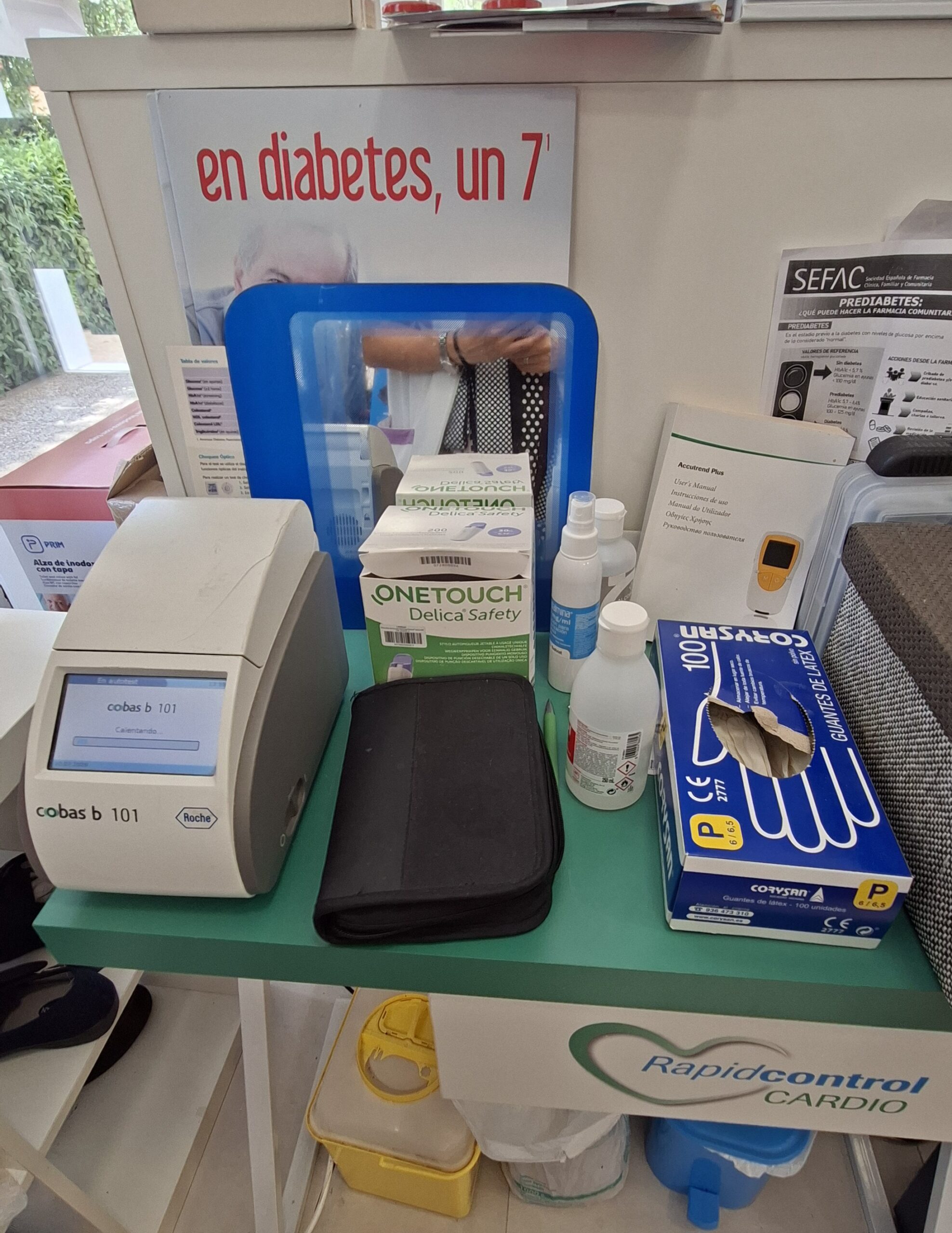Analizador cobas b 101 en Farmacia Elena Martín